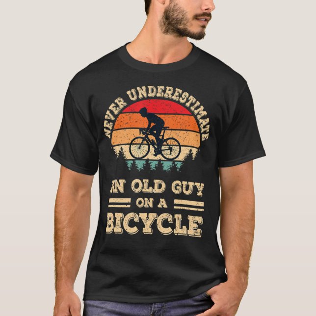Aldrig underskatta en gammal kille på en cykel?  t shirt (Framsida)