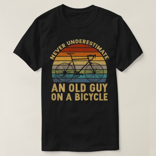 Aldrig underskatta en gammal kille på en cykel? t shirt (Design framsida)