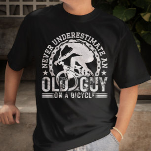 Aldrig underskatta en gammal kille på en cykel? t shirt