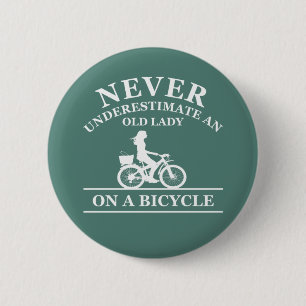 aldrig underskatta en gammal kvinna på en cykel knapp