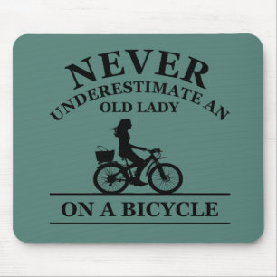 aldrig underskatta en gammal kvinna på en cykel musmatta