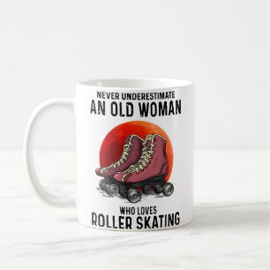 Aldrig underskatta en gammal kvinna som älskar rul kaffemugg
