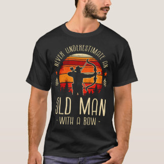Aldrig underskatta en gammal man med en båge bågsk t shirt