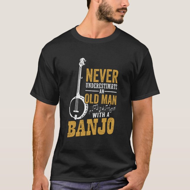 Aldrig underskatta en gammal man med en banjo Funn T Shirt (Framsida)