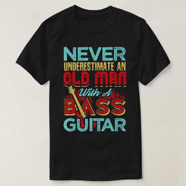 Aldrig underskatta en gammal man med en basgitar t shirt (Design framsida)