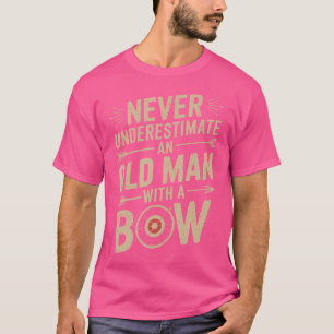 Aldrig underskatta en gammal man med en bow-arkite t shirt