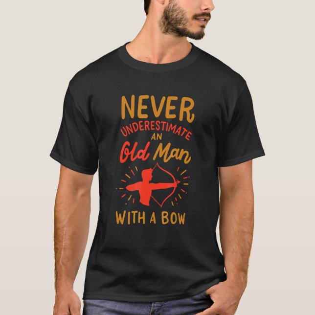 Aldrig underskatta en gammal man med en bow-arkite t shirt (Framsida)