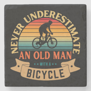 Aldrig underskatta en gammal man med en cykel stenunderlägg