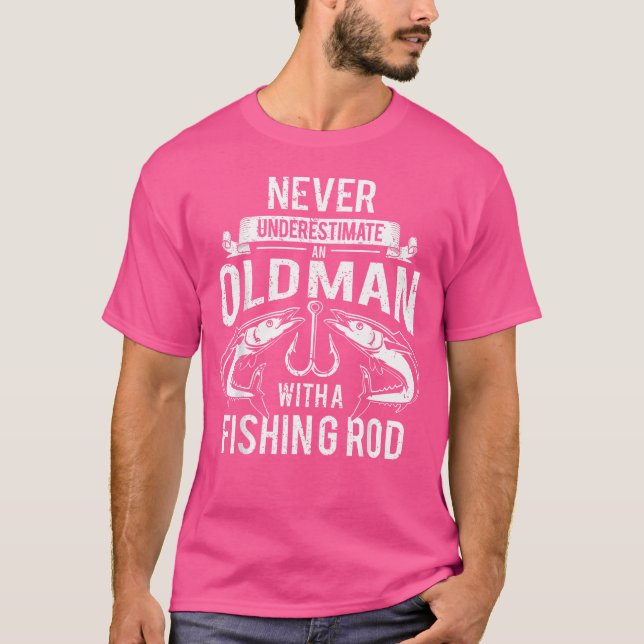 Aldrig underskatta en gammal man med en fisketur t shirt (Framsida)