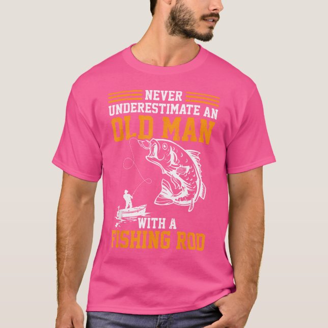 Aldrig underskatta en gammal man med en fisketur t shirt (Framsida)
