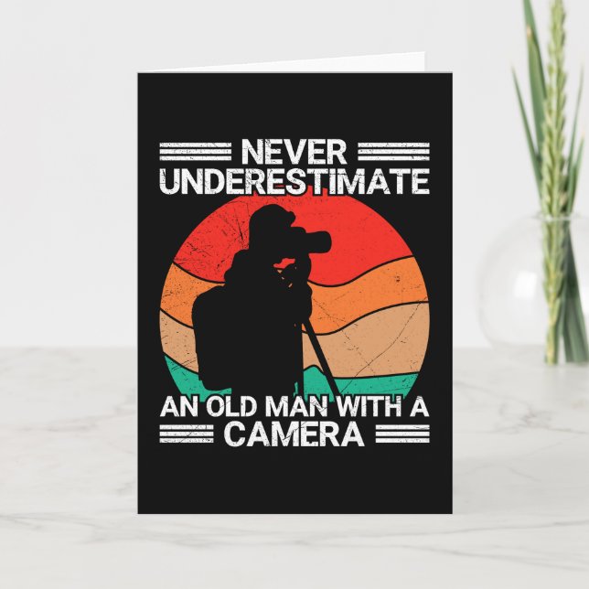 Aldrig underskatta en gammal man med en kamera kort (Framsida)