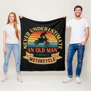 Aldrig underskatta en gammal man med en motorcykel fleecefilt