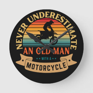 Aldrig underskatta en gammal man med en motorcykel rund klocka