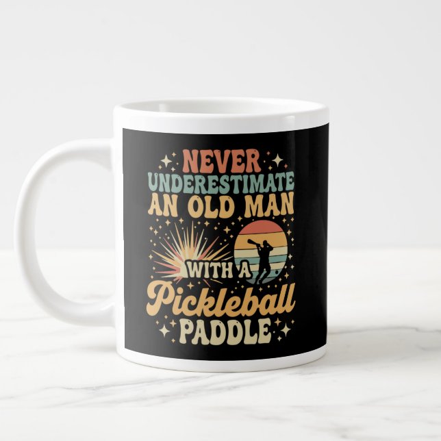 Aldrig-Underskatta En Gammal Man Med En Pickleball Jumbo Mugg (Vänster)