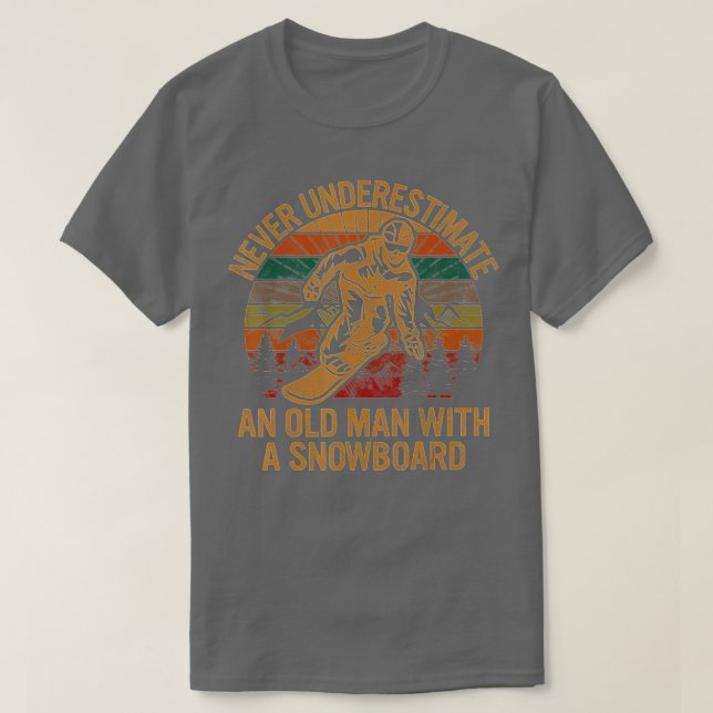 Aldrig underskatta en gammal man med en smuts. t shirt (Design framsida)