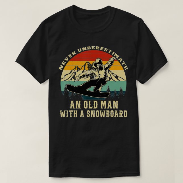 Aldrig underskatta en gammal man med en smuts. t shirt (Design framsida)