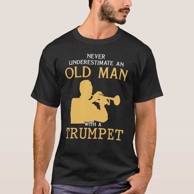 Aldrig underskatta en gammal man med en trumpetgar t shirt (Framsida)