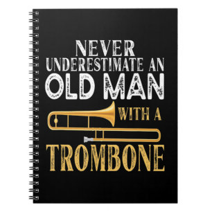 Aldrig underskatta en gammal man med ett trumpet p anteckningsbok