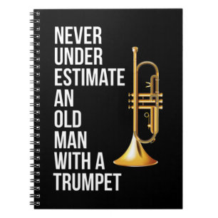 Aldrig underskatta en gammal man med ett trumpet p anteckningsbok