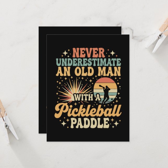 Aldrig underskatta en gammal man med Pickleball  Inbjudningar (Fram/Back In Situ)