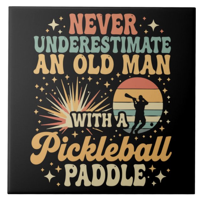 Aldrig underskatta en gammal man med Pickleball  Kakelplatta (Framsidan)
