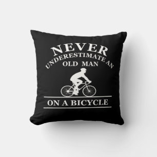 aldrig underskatta en gammal man på en cykel kudde