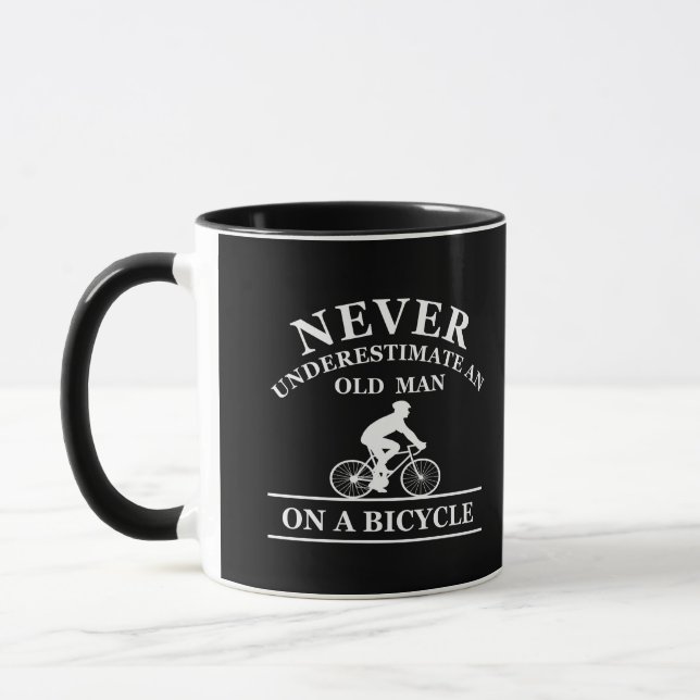 aldrig underskatta en gammal man på en cykel mugg (Vänster)