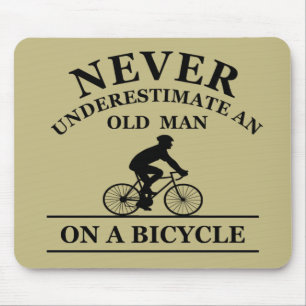 aldrig underskatta en gammal man på en cykel musmatta