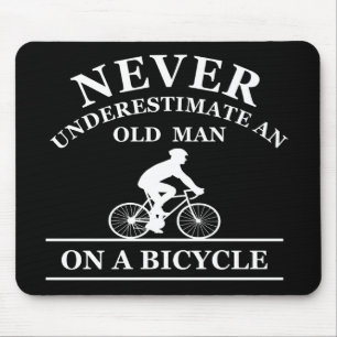 aldrig underskatta en gammal man på en cykel musmatta