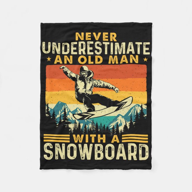 Aldrig underskatta en gammal man - snöbordande Snö Fleecefilt (Framsidan)