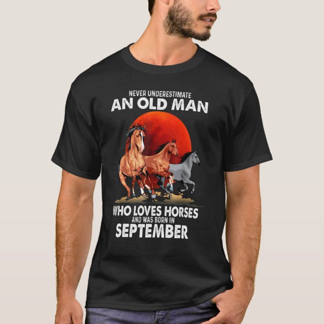 Aldrig underskatta en gammal man som älskar hästar t shirt (Framsida)