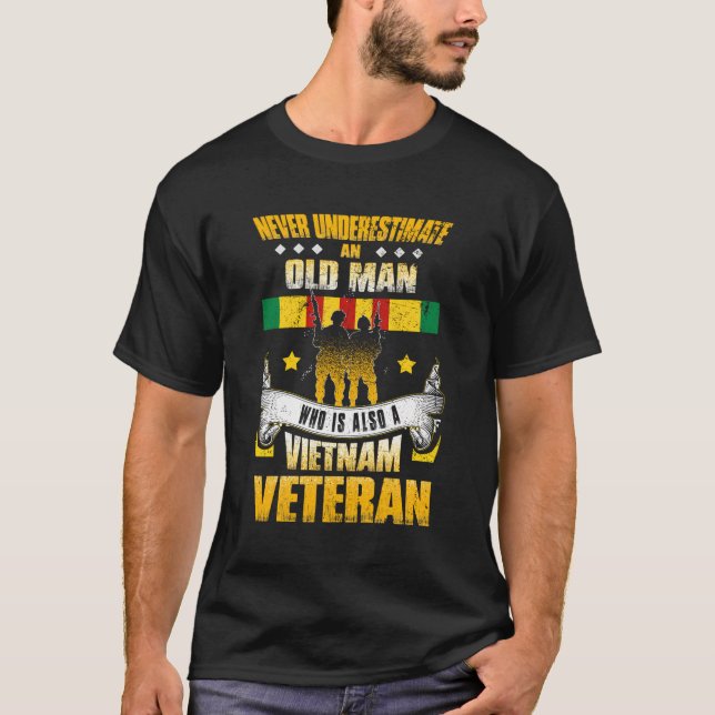 Aldrig underskatta en gammal man som också är viet t shirt (Framsida)