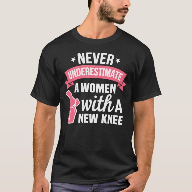 Aldrig Underskatta En Kvinna Med Ny Knäprotes T Shirt (Framsida)