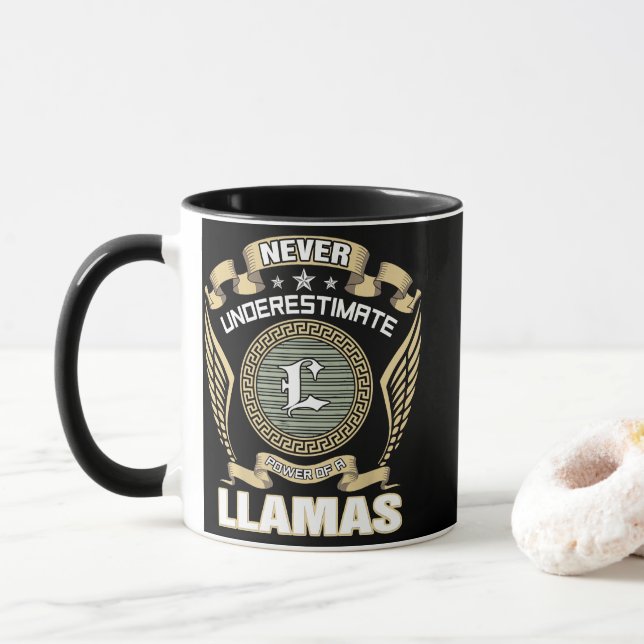 ALDRIG_UNDERSKATTA_EN_LLAMAS_KRAFT MUGG (Med munk)