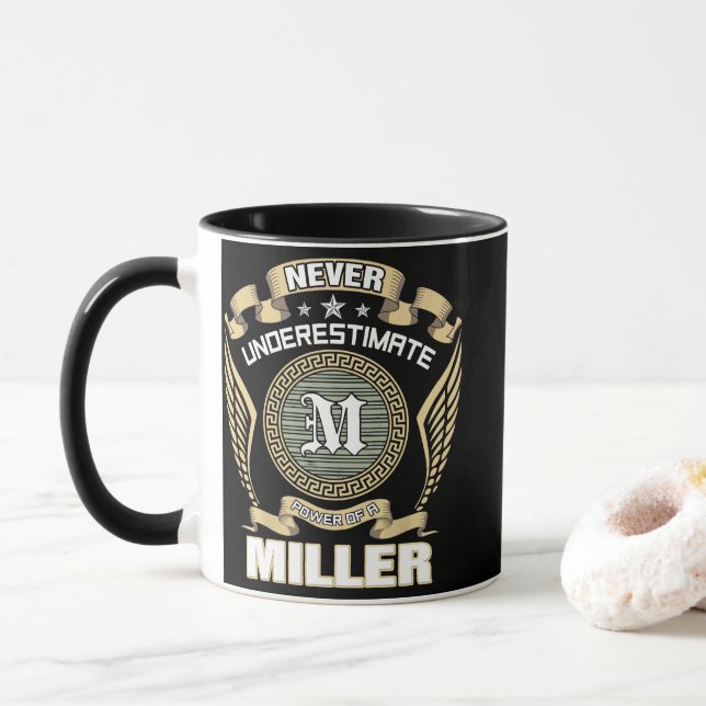 ALDRIG_UNDERSKATTA_EN_MILLERS_KRAFT MUGG (Med munk)