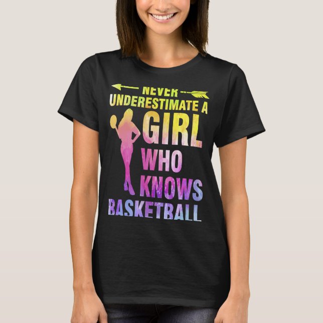 aldrig underskatta en tjej som känner basketbas t shirt (Framsida)