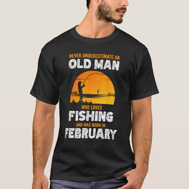 Aldrig underskatta gammal man älskar fiske född  t shirt (Framsida)