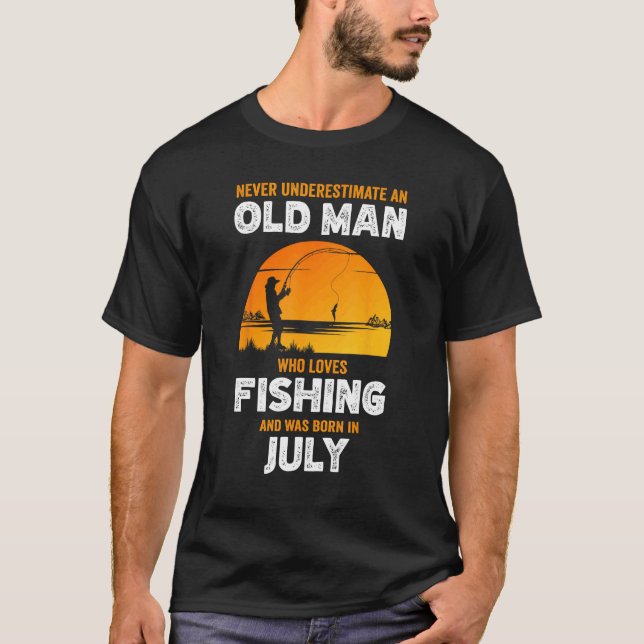 Aldrig underskatta gammal man älskar fiske född  t shirt (Framsida)