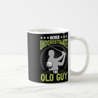 Aldrig underskatta gubben golf golfspelande  kaffemugg