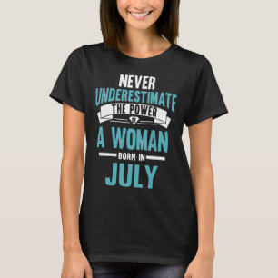 aldrig underskatta kraften hos en kvinna som är fö t shirt