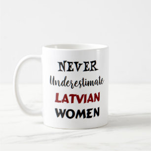 aldrig underskatta latinska kvinnor kaffe mugg