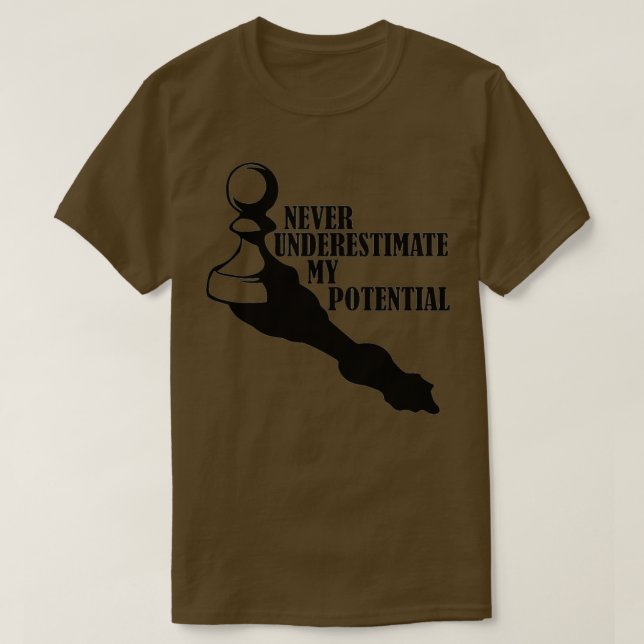 ALDRIG UNDERSKATTA MIN POTENTIELLA CHESS  T SHIRT (Design framsida)