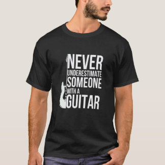 Aldrig underskatta någon med en gitarrspelare t shirt