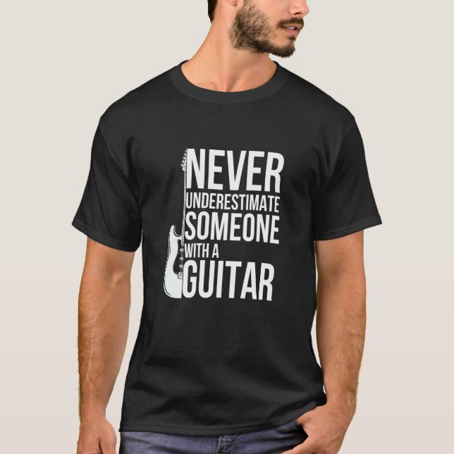Aldrig underskatta någon med en gitarrspelare t shirt (Framsida)