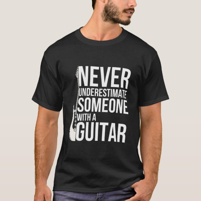 Aldrig Underskatta Någon Med En Gitarrspelare T Shirt (Framsida)