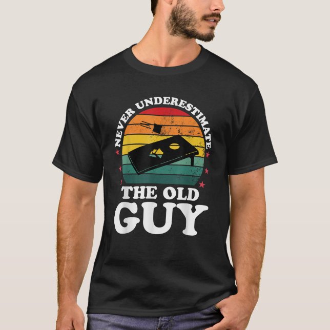 Aldrig underskatta rolig Cornhole-spelare män T Shirt (Framsida)