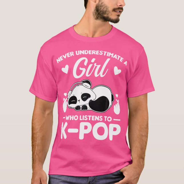 Aldrig underskatta tjej som lyssnar K-Pop K-Pop M T Shirt (Framsida)