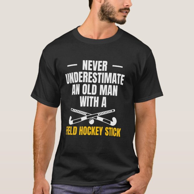 Aldrig underskattat en gammal man med en Fält-hock T Shirt (Framsida)