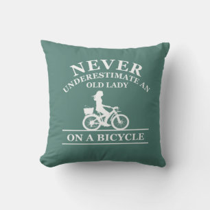 Aldrig Undervärdera En Gammal Dam På Cykel Kudde