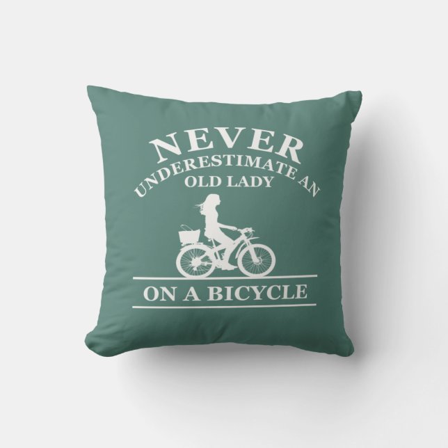 Aldrig Undervärdera En Gammal Dam På Cykel  Kudde (Framsida)